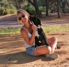Aurélie, éducatrice canin, avec un chien